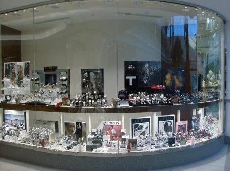 Frameless Shopfronts — photograph 4